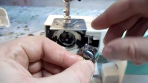 Как правильно заправить нитку в шпульку Швейная машинка JANOME 2055