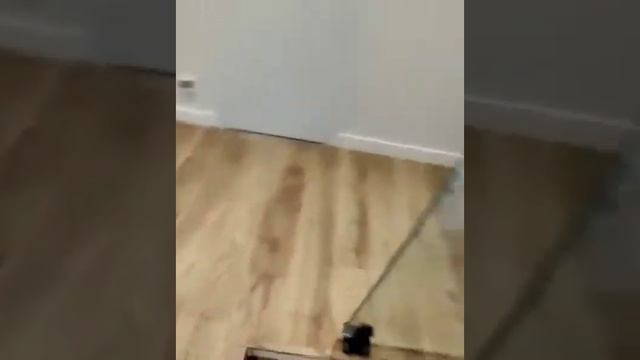 Обзор интерьерной металлической лестницы на двух косоурах в стиле лофт с ограждением из стекла смотреть онлайн