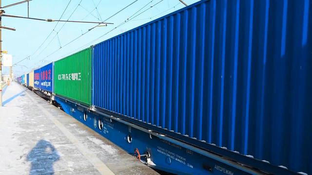 Электровоз ВЛ10У-147 с контейнерным поездом смотреть онлайн