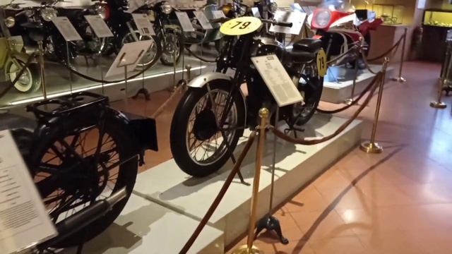 Ретро мототехника в Индустриальном музее Рахма М.Коча ( Стамбул ) смотреть онлайн