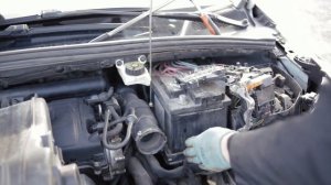 Замена аккумулятора на автомобиле Пежо 307, 308 Citroen C4 (2010-2015 гг.)