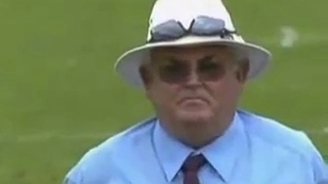 Cricket Brett Lee bowling a lethal beamer to Marcus Trescothick смотреть онлайн