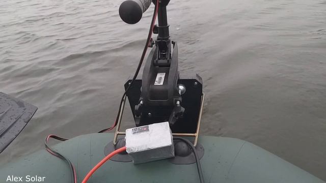 Лодочный электромотор работает на маленьком литиевом аккумуляторе. Испытание на воде. смотреть онлайн