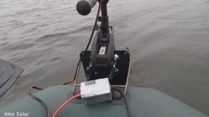 Лодочный электромотор работает на маленьком литиевом аккумуляторе. Испытание на воде.