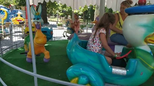 Севастополь, Комсомольский парк. Внучки на каруселях. смотреть онлайн