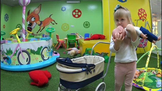 Детский городок Лесики.Кирюша прыгает,играет,катается на горках. смотреть онлайн