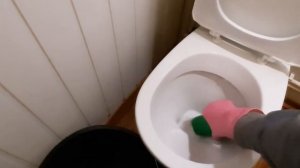 Чтобы унитаз не лопнул в холодном туалете. Как быстро откачать воду из унитаза