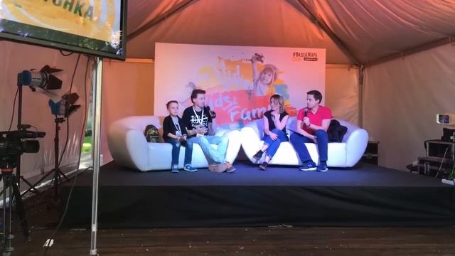 ? Как зовут папу? ТАЙНА РАСКРЫТА! Картонка ВСТРЕЧА с ПОДПИСЧИКАМИ на ВидеоЖара ПРЯМОЙ ЭФИР Изнанка смотреть онлайн