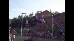 Дедушка в 70 лет на турнике показывает мастер класс