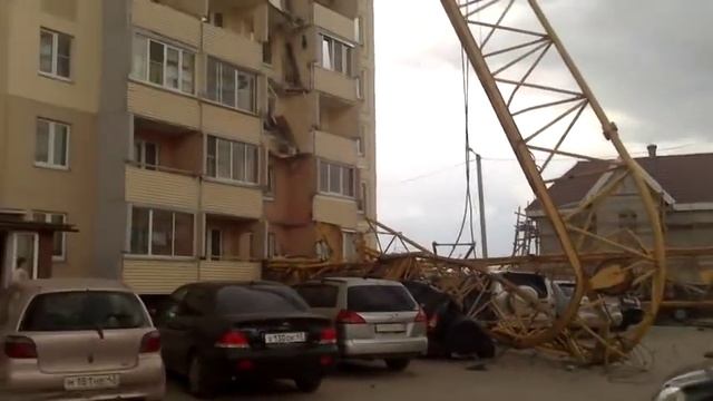 На жилой дом упал башенный кран смотреть онлайн