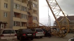 На жилой дом упал башенный кран