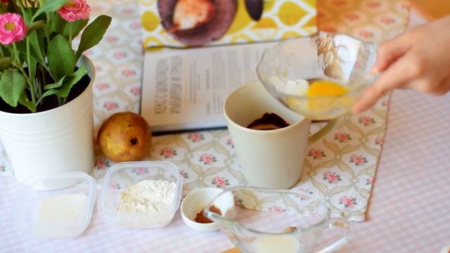 Кекс с шоколадом и грушей в кружке за 5 минут (в микроволновке) смотреть онлайн