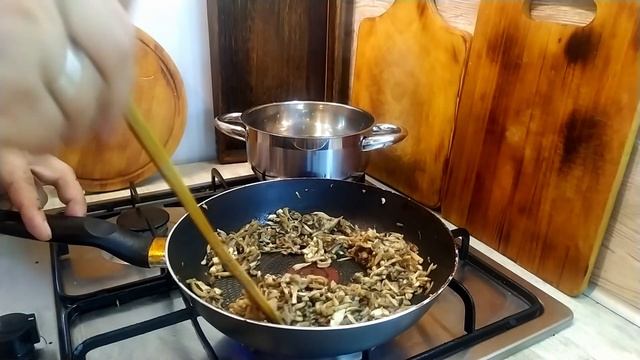 Грибы тушеные со сметаной в горшочке (жульен) смотреть онлайн