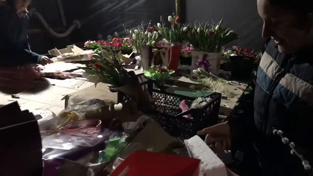 Упаковуємо квіти на 8 березня смотреть онлайн