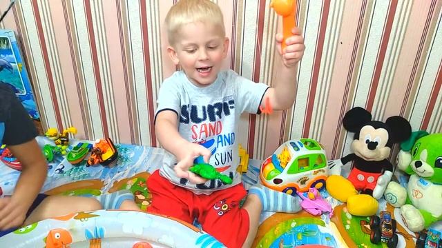 Ваня с Никитой превратила воду в бассейне в желе. Видео для детей смотреть онлайн