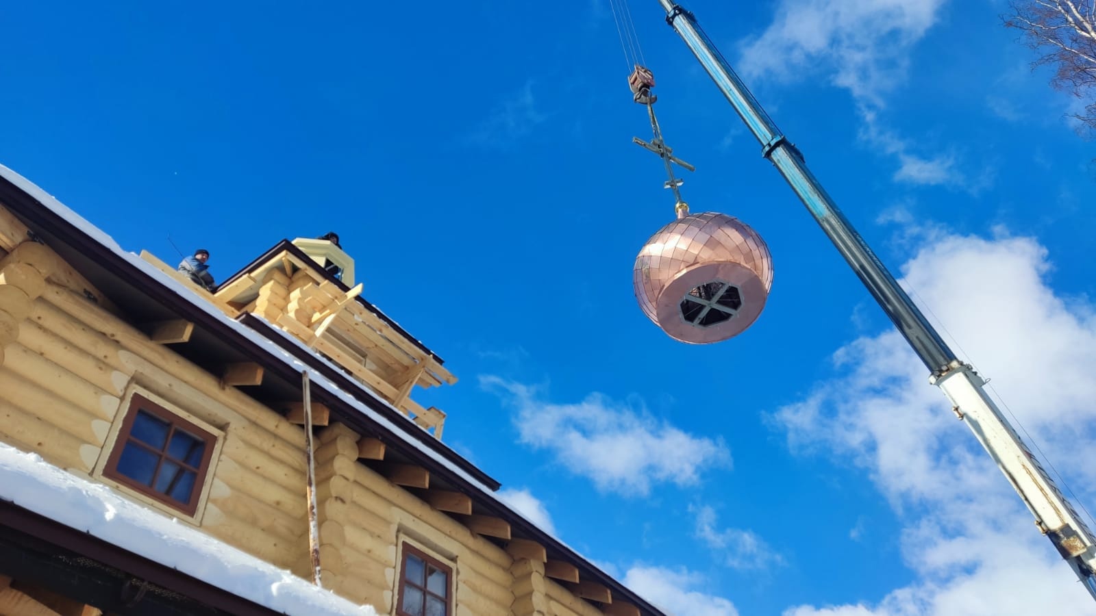 Установка куполов в храме п. Петро-Славянка. 13 марта 2023 г. смотреть онлайн