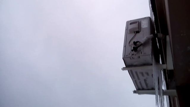 Отопление кондиционером в зимнее время. Не включайте, когда он покрыт льдом!!! смотреть онлайн