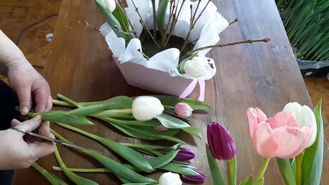 ⚫Композиция с тюльпанами в коробке / тюльпаны в коробке / флористика для начинающих смотреть онлайн