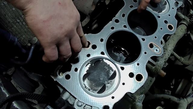 Honda CR-V, B20B. Замена прокладки ГБЦ. Альтернативный способ проверки плоскости блока и головки. смотреть онлайн