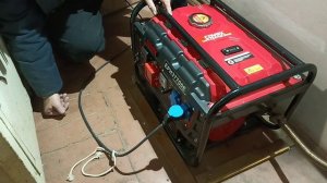 Как правильно запустить бензогенератор с электростартером после длительного простоя.