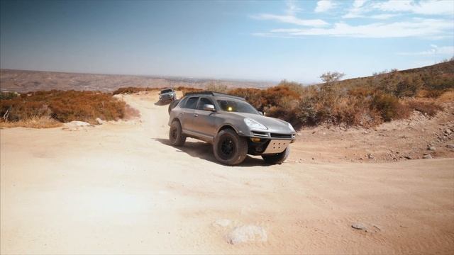 Offroad Porsche Cayenne with The Sherpa Rammstein Rack смотреть онлайн