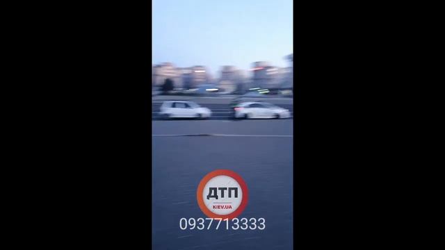 Видео с места: в Киеве на Крещатике / Майдане с ночи горит электрический кабель, задымлен подземный смотреть онлайн