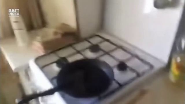 Что будет если в кипящее масло вылить воду смотреть онлайн