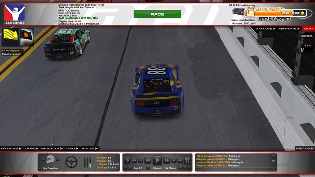 Мэддисон смотрит повтор своих кувырков на овалах в IRacing