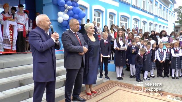 Обновлённая 1 школа Мензелинска принимает первоклассников смотреть онлайн