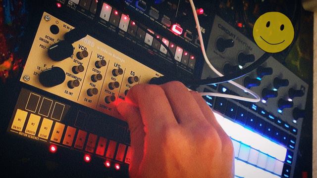 Kraftwerk Radioactivity Jam on Korg Volca Keys, Nubass and Novation Circuit Rhythm - DAWless Jam смотреть онлайн