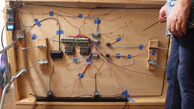 v0103 - My 3'6 x 5'6 layout - NEW DCC/Layout wiring - More details смотреть онлайн