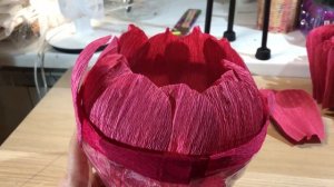 Ростовой цветок из гофрированной бумаги. A large flower made of crepe paper.