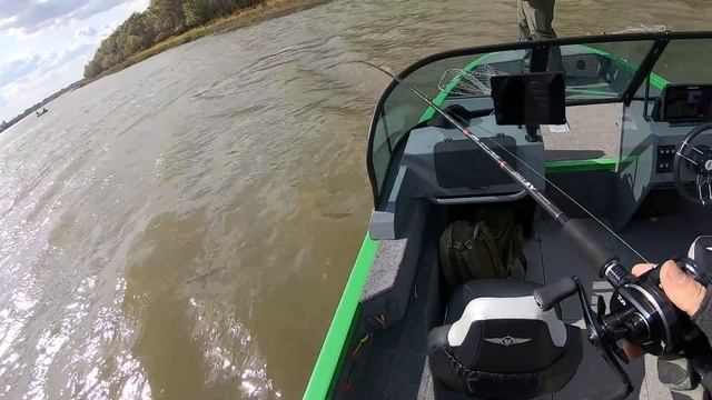 Астрахань осенью 2019 часть 2. Трофейный жерех, джиговый карась и астраханский ветер смотреть онлайн