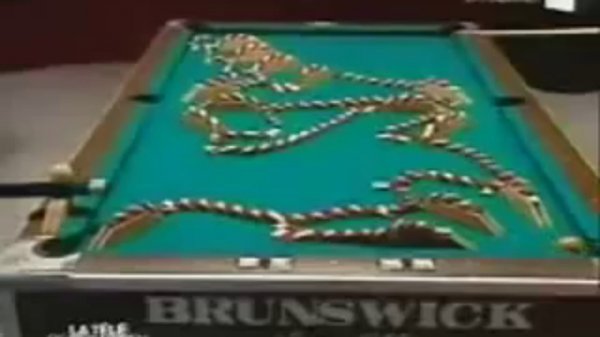 Интересный удар ! (Amazing trick shot) ! 