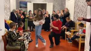 2022 Лезгинка В Балкарии 2022 Парни Танцуют Классно С Девушками Дома Чеченская Песня Гогия ALISHKA