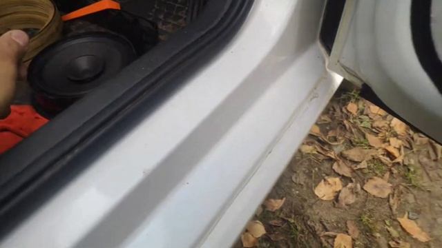 Замена штатных динамиков в Volkswagen Polo sedan на DL Audio Barracuda 165 смотреть онлайн