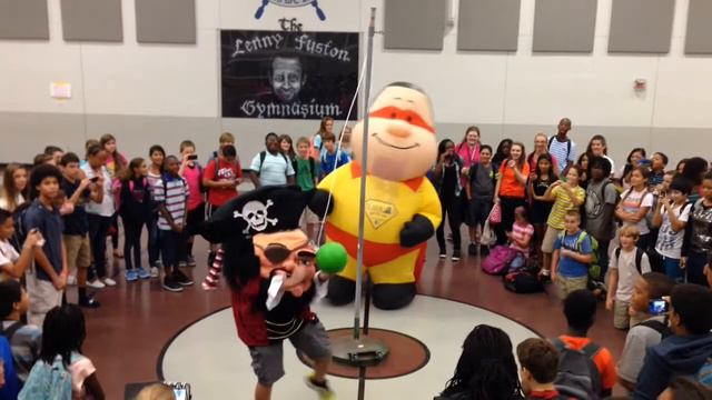 Bert vs Raider Battle of the Mascots смотреть онлайн