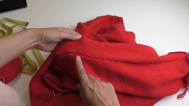 Вяжу два красных плечевых изделия спицами: мужской джемпер на размер 60 и женский джемпер 