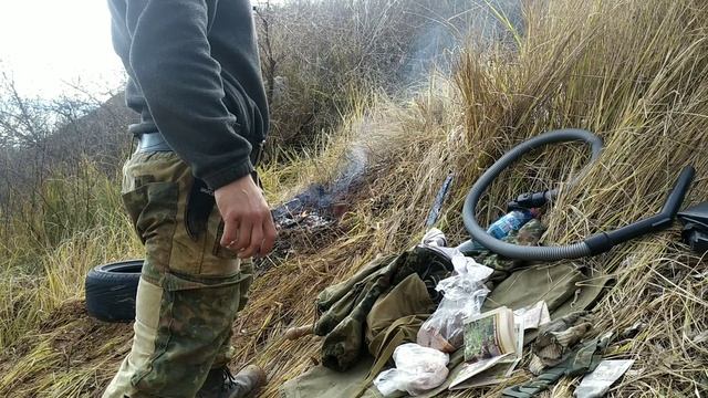 ЗЕМЛЯНКА НА СКЛОНЕ ЧАСТЬ 4, ДОКОПАЛ ЗЕМЛЯНИКУ, СДЕЛАЛ ВЕНТИЛЯЦИЮ!!! смотреть онлайн
