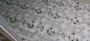 Укладываю плитку на пол