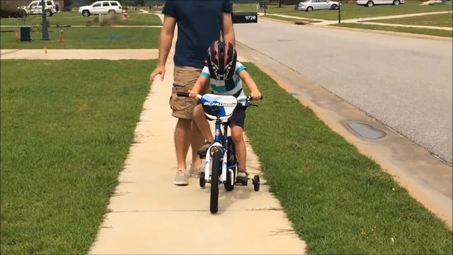 Schwinn SmartStart bike - Phoenyx learns to ride смотреть онлайн