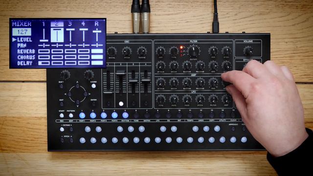 Roland SH-4d // Classic Detroit Techno in 10 Minutes смотреть онлайн
