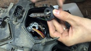 Замена лампы ксенона BMW X3 e83 дорест