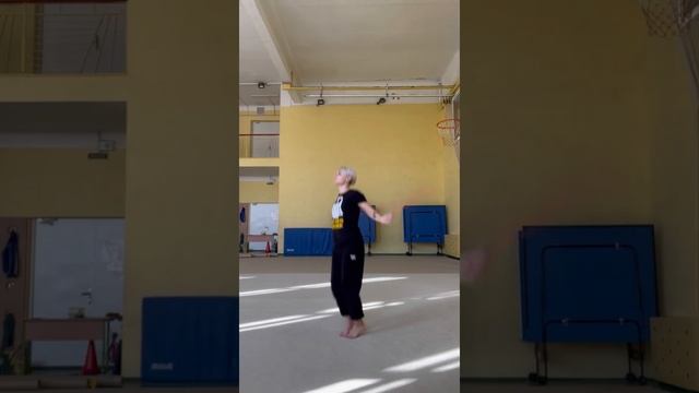 Вчимося стрибати через скакалку| в кінці відео бонус від вчителя ? смотреть онлайн