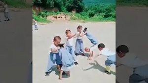 Шаолинь, маленькие дети тренируются.