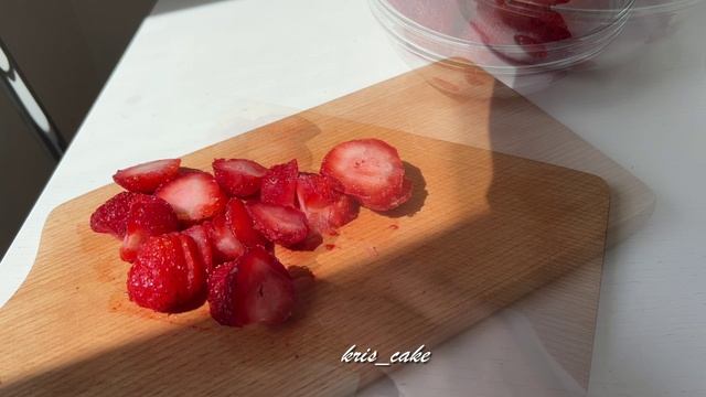 ЛЕНИВАЯ ОВСЯНКА С КЛУБНИКОЙ! ?Самый вкусный завтрак лета! смотреть онлайн