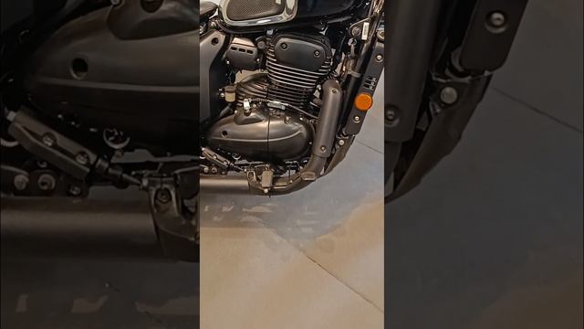 42 Bobber Chrome Black Engine CloseUp смотреть онлайн