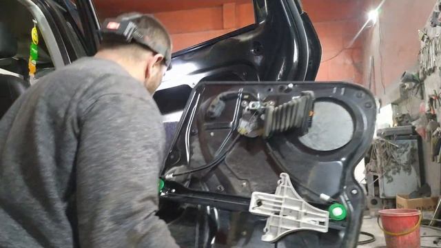 Как разобрать заднюю дверь пассат B 6 смотреть онлайн