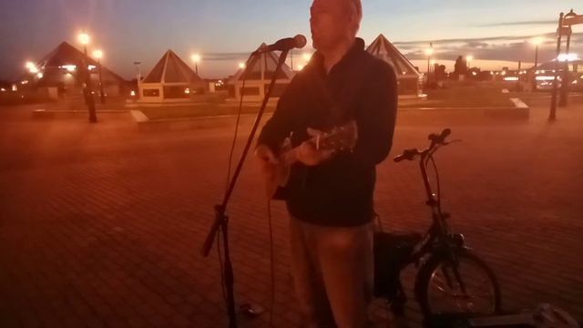 Вечерняя приятная музыка на улице Баумана 3 Казань (Исполнитель Равиль Акаев) смотреть онлайн