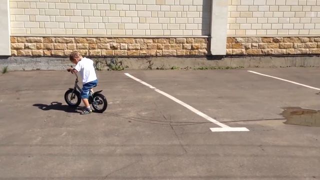 Научиться кататься на велосипеде!!! Первое катание! смотреть онлайн